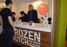 Reint Jan Schuring vertelt een collega-ijsmaker uit Finland meer over de ijsjes van Frozen Dutch Icecream.