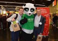 Bezoekers Rob van Santen en Jetse Schokker van IDorganics kozen er voor om met de Green Panda in hal 6 te poseren.