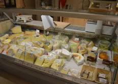 Kaas in de koeling op de kaas- en broodafdeling.