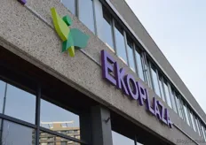 Her herkenbare paars-groene Ekoplaza-logo prominent op de gevel.