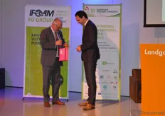De IFOAM EU-voorzitter overhandigt het bedankje aan Martijn van Dam.