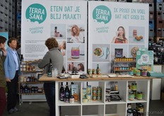 Herco Schoemaker vertelt meer over de Japanse productlijn van TerraSana. Op de rug gezien rechts staat Olle Jacobs.