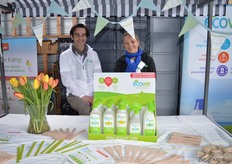 "Laurens Verhaegen en Neele Entbrouxk van Ecover. Nele: "We vinden het leuk om vandaag eens de winkeliers in het zonnetje te zetten. We hebben voor hen spatels voor in de keuken meegenomen en voor de kinderen houten jojo's."