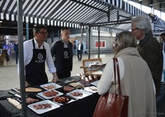 "Henk en Floris van Oers vertellen Astrid Weidmann en Rudi Gerding van De Groene Winkel Zeist alles over de biologische vleeswaren van Deli Harmony en het consumentenmerk St. Hendrick. Henk: "Onze nieuwbouw is voltooid, hiermee hebben we geïnvesteerd in smaak."