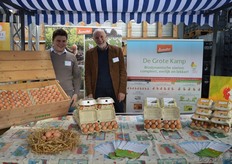 Sander Verbeek en Wim Vredevoogd met de biologisch-dynamische eieren van De Grote Kamp.