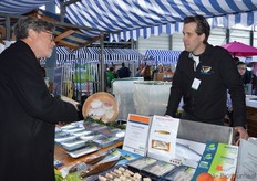 Jurgen van Bakel van Maasland Aquacultuur vertelt een geïnteresseerde meer over biologische vis.