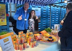 Maarten Gevers en Dorinda Hoogerwaard van DO-IT in de kraam met Amaizin-producten. Rechts directeur Poppe Braam.