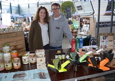 Ieke van Kouterik en Tim Spek stonden namens Noble House met het Amanprana-assortiment op de Open Dag. Rechts zie je het kookboek dat door Amanprana-oprichtster Chantal Voets geschreven is. Ook lagen de nieuwe Vitamine D-producten in de kraam.