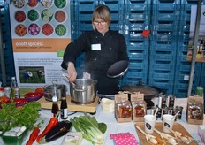 Hester Prummel bij 'onoff spices!'. Bij haar kon men proeven van soep en rijstgerechten die ze klaarmaakte met de Thaise currypasta's en soepen van onoff spices!.