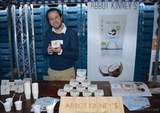 "Gijs van Maasakkers met Abbot Kinney's biologische kokosyoghurt. In februari introduceerde Abbot Kinney's ook een mango- en pruimvariant. "Hier krijgen we erg goede reacties op. We willen nu verder gaan doorontwikkelen en daarbij is het heel leerzaam om vandaag ook goed naar de winkeliers te luisteren."