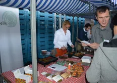 La vie est belle, de Belgische producent van biologische vegetarische burgers en spreads, stond ook op de Open Dag. Mirelle Wagenaar draait de burgers nog een keertje om. Rechts is verkoopmedewerker Ronald Droesbeke in gesprek.