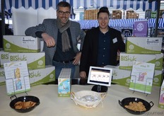 Links Jos Corthouts en rechts Jeffrey Excelmans met de biologische koekjes BISkids van Belkorn. Belkorn is gevestigd tussen Brussel en Hasselt.