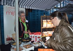 Rosé van Oorschot met de Stop&go van graanpletterij De Halm. De bezoeker bekijkt de 50 grams portieverpakkingen met de muesli's en crunchy's.