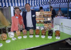 Meeke Janssens en Fred van Tienen met de bio-snoepjes van The Organic Factory.