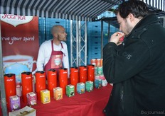 Robert den Engelsman liet proeven van diverse theesmaken van Yogi Tea.