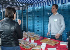 Diederik van der Wiele van Market Endeavour bakte de hele middag biologisch naanbrood van O Mundo.