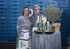 Conchita Dubbeld en Ruth van den Berg van Olive Oil Company. Op tafel staan de biologische olijfoliën 'Prime Olive Oil'.