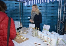 Mathilde Eldink met de biologische superfoods van Mattisson Healthcare.