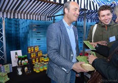 Gijsbert van Malkenhorst deelt bij De Traay wat samples uit van de Bee Natural cosmetics-lijn.