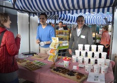 "Emil Dercksen van Madal Bal met de repen van Taste of Nature en naast hem Hans Apontoweil van Fris Gedroogd Fruit (Lilifruit). Dit gedroogde fruit is anders van textuur en smaak dan standaard gedroogde zuidvruchten. De producent voegt stapje voor stapje water aan de vruchten toe. Hans: "Het is leuk om te merken dat veel winkeliers onze producten inmiddels herkennen."