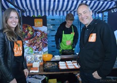"De veganistische en biologische vleesvervangers van Like Meat liggen sinds 2 weken bij Ekoplaza in de schappen. Links Dewi Veniet, rechts Menco Sandstra en in het midden maakt Minne Sandstra wat producten klaar om te proeven. Menco: "We willen de vleesstructuur handhaven op basis van plantaardige ingrediënten."