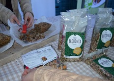 Dit is weer een product dat uit Scandinavië over is komen waaien. Door slechts enkele ingrediënten aan de broodmix toe te voegen kan de gebruiker na een uur genieten van versgebakken en zeer voedzaam Paleobrood.