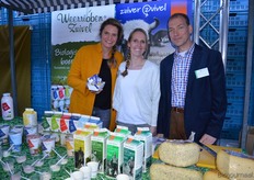 "Joyce Elders, Myrthe Bijl en Edwin Crombags van Weerribben Zuivel. Myrthe: "Deze Open Dag biedt ons de ideale gelegenheid om de vele vragen van winkeliers over de gevolgen van de overname van Zuiver Zuivel door Weerribben Zuivel toe te lichten. We hebben er voor gekozen om de merken Zuiver Zuivel en Weerribben Zuivel duidelijk van elkaar te gaan onderscheiden. Zuiver Zuivel wordt een merk met uitsluitend producten van Demeter kwaliteit. Weerribben Zuivel is het biologische merk uit natuurgebied Weerribben-Wieden, rechtstreeks van de boerderij"