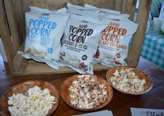 Ook presenteerde ze de nieuwe aanwinst: biologische popcorn, gebakken in kokosolie.