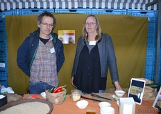 "Aalt van de Pol en Marij Polder met de Gomasio van Drie Sterren. Aalt: "Dit is een Japanse smaakmaker gemaakt van geroosterd sesamzaad."