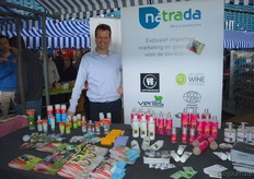 Ramon van Huffelen stond namens Natrada op de Open Dag van Udea. Bij hem konden de bezoekers terecht voor meer informatie over de bio-verzorgingsproducten van Urtekram en Speick die exclusief verkrijgbaar zijn bij Natrada. Ramon informeerde hen ook over het Organic Wine Concept.