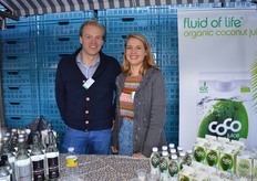 Willem en Carly van Oijen van Spring Water Company hadden Source-water en het kokoswater van Dr. Martins meegenomen.