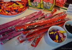 Zij presenteerden de nieuwste aanwinst: 'de girafsliert'. Deze is verkrijgbaar in de smaken framboos en aardbei.