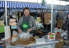 Bij ProLaTerre bakten ze de hele dag door Tofulicious Wokblokjes.