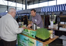 Nick Sluijter met het tarwegrassap van Grass2Juice.