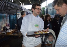 Ivo Noij van Extract B.V. laat een bezoeker kiezen tussen verschillende pesto's van LeQrs.