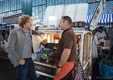 Olle Jacobs (TerraSana, links) geniet van een kopje biologische koffie van Simon Lévelt.