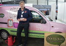 Ronald Bakker van Organic Flavour Company voor de Natural Temptation-bestelauto.