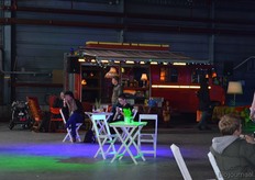 De bezoekers konden aan de andere kant van het DKW-magazijn genieten van een hapje en een drankje.