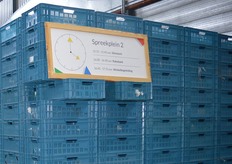 Achterin de hal konden bezoekers de hele middag door lezingen van diverse sprekers volgen.