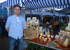 Edwin Jorna met de Demeter-sappen, conserven en pasta's die bij Udea verkrijgbaar zijn.