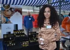 Najat Saidi met achter haar de biologische arganolie van Moroccoil uit Roelofarendsveen.