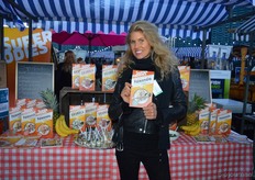 Stefanie van de Walle van Superfoodies toont de nieuwste toevoeging aan het assortiment Paleonola.