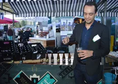 Rafi Reyhani schenkt het nieuwste biertje van brouwerij De Leckere in.