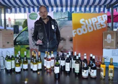 Richard van der Linden met een klein deel van het bio-wijnassortiment van Coenecoop Wine Traders.