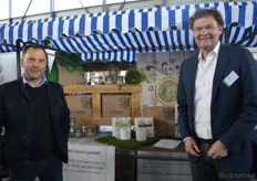 Albert van 't Blik en Bert Groen met achter hen het 100% Eco toiletpapier.