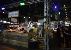 Bij het Kook(w)eiland kon men onder meer genieten van biologische burgers (ook een vegavariant) en falafel.