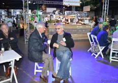 Gerard Does (de vader van de huidige Udea-directeur Erik Does) in gesprek met Bavo van den Idsert, directeur van Bionext.