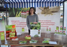 Lisa Olthof met de biologische voedingssupplementen van Vitals.