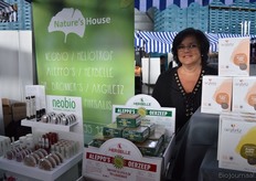 Anja Besselsen met de natuurlijke verzorgingsproducten van Nature's House.