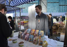 Moritz Nagl met de Muesli's en 'Krunchy's' van het Duitse bedrijf Barnhouse Naturprodukte uit Mühldorf.